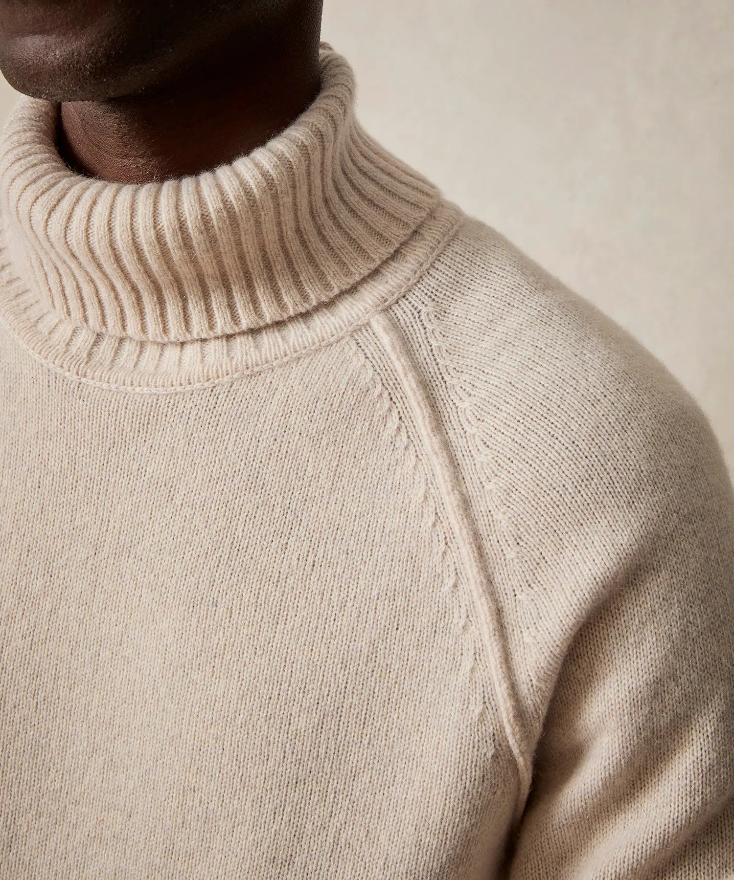 Nomad Cashmere Turtleneck in Bisque